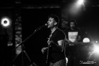 Hamza Namira fait danser le public du Festival International de Hammamet sur une musique égyptienne, tunisienne, folklorique et pop. 