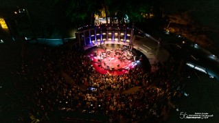 Le spectacle de Wael Jassar sur la scène du Festival International de Hammamet.